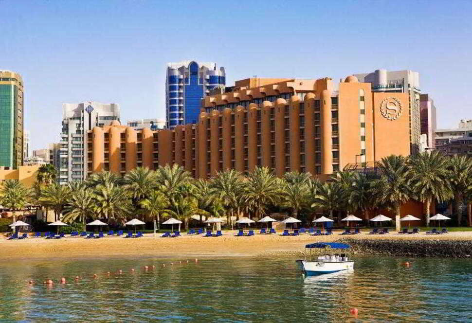 Ein Foto von der Außenansicht des Sheraton Abu Dhabi Hotel & Resort