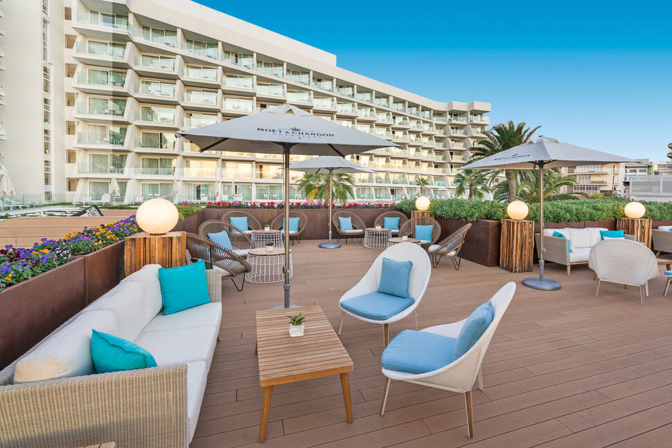 Een foto van het terras bij Iberostar Selection Playa de Palma