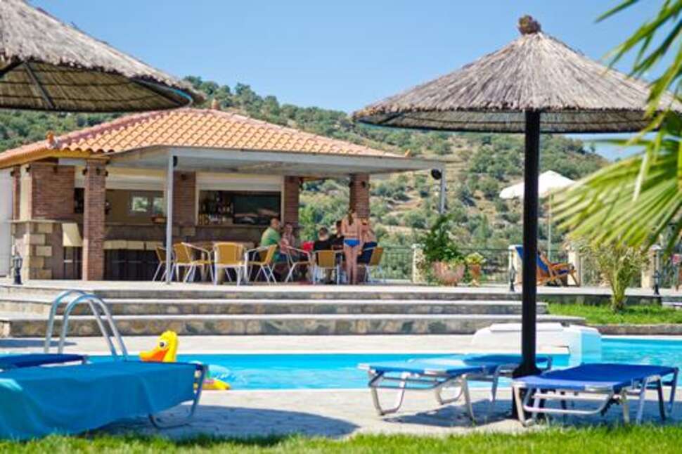Een foto van het zwembad bij Yakinthos Garden