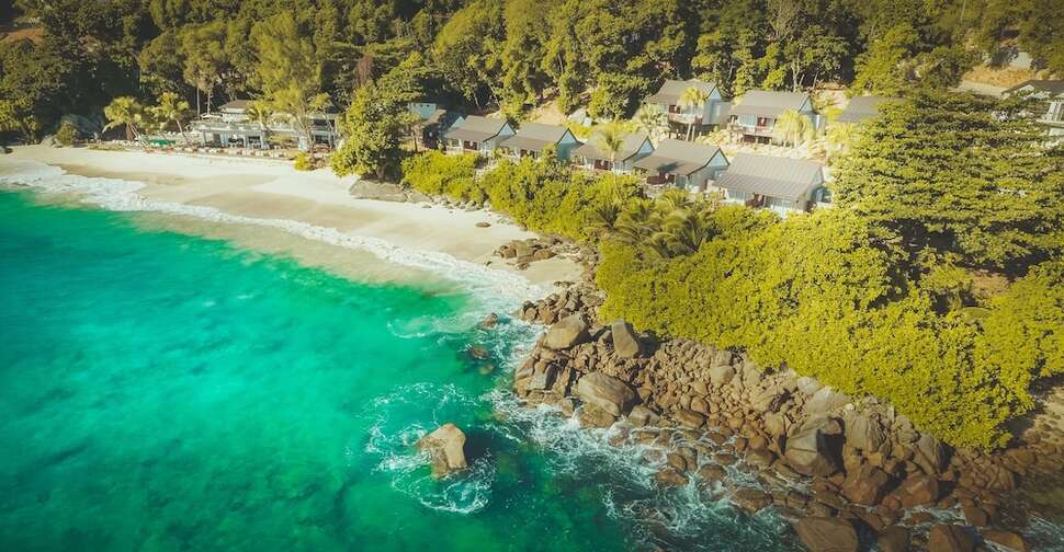 Een foto van de buitenkant van Carana Beach Hotel