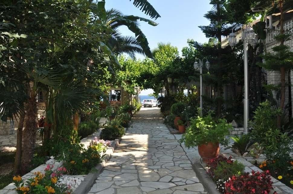 Ein Foto von der Terrasse im Rouda Bay Hotel