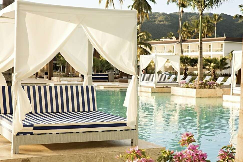 Een foto van het zwembad bij Viva Wyndham V Samana