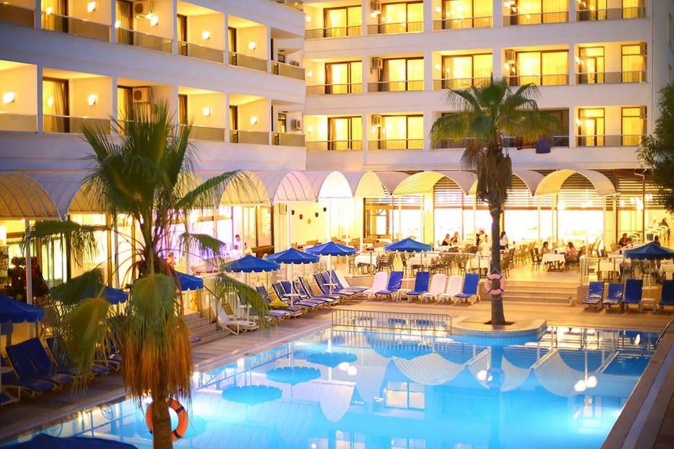 Een foto van het zwembad bij Hotel Kaya Maris