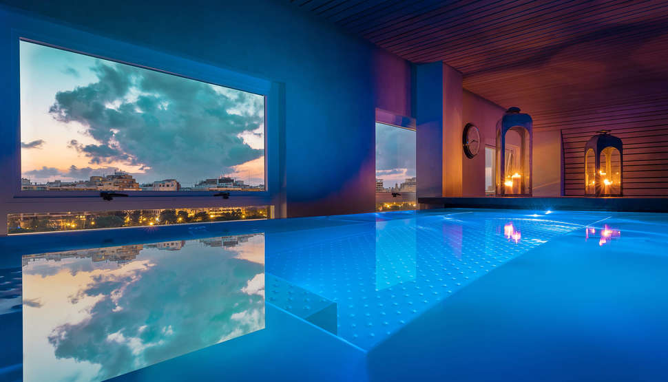 Een foto van het zwembad bij Hotel SH Valencia Palace