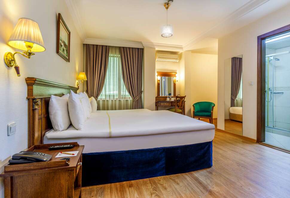 Ein Foto Golden Crown Hotel
