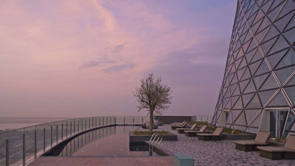 Ein Foto von der Außenansicht des Andaz Capital Gate by Hyatt