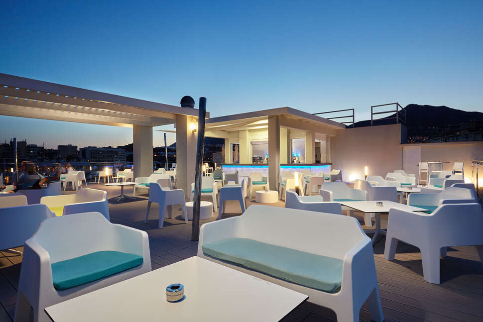 Ein Foto von der Terrasse im Las Arenas Affiliated by Melia