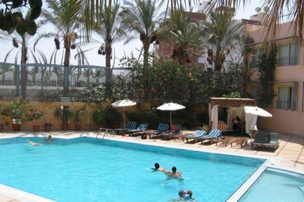 Een foto van het zwembad bij Sea Garden Hotel