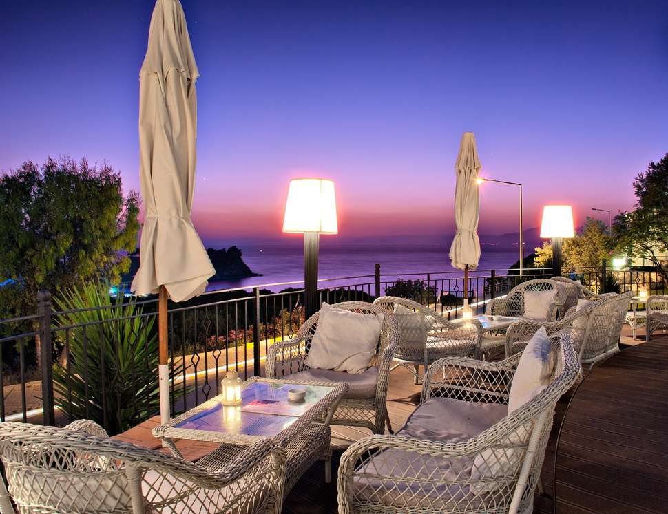 Een foto van het terras bij Hotel Carina