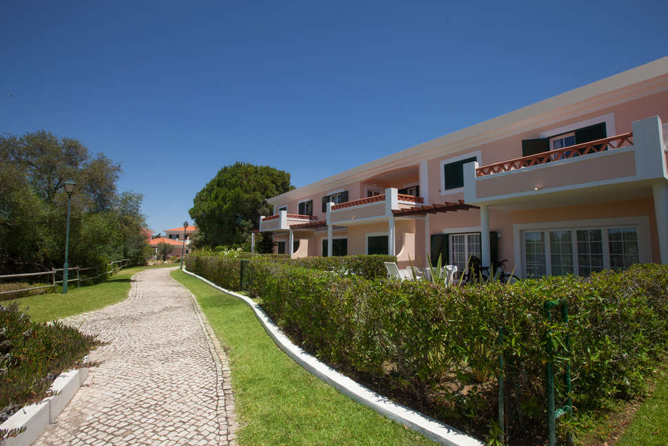 Een foto van de buitenkant van Longevity Cegonha Country Club