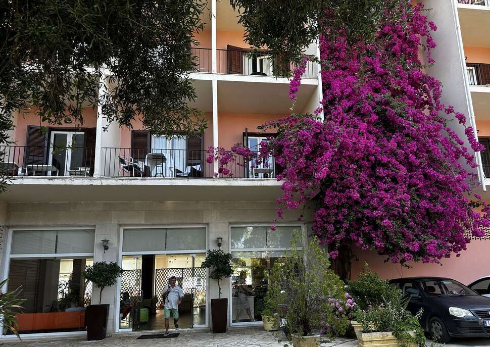 Een foto van de buitenkant van Dassia Beach Hotel