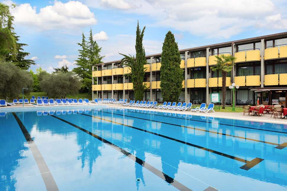 Ein Foto vom Pool im Hotel Palme Royal & Suite