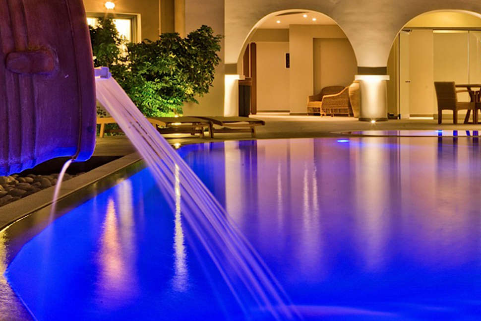 Een foto van het zwembad bij Parasol Luxury Suites