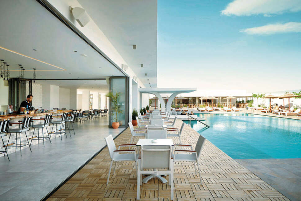 Een foto van het terras bij Pearl Beach Hotel