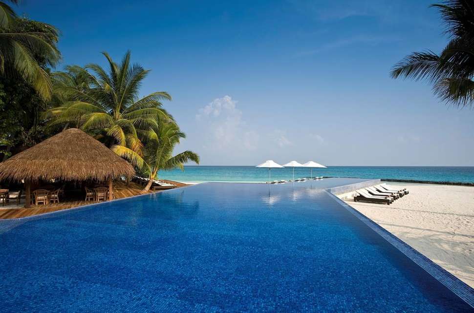 Een foto van het zwembad bij Kuramathi Island Resort