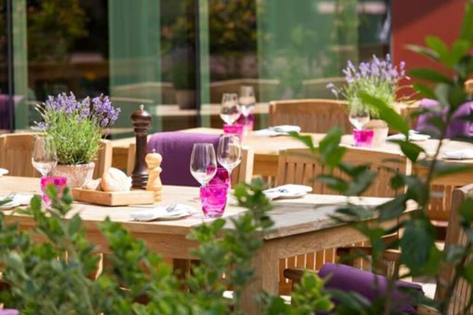 Een foto van het terras bij Ameron Köln Hotel Regent