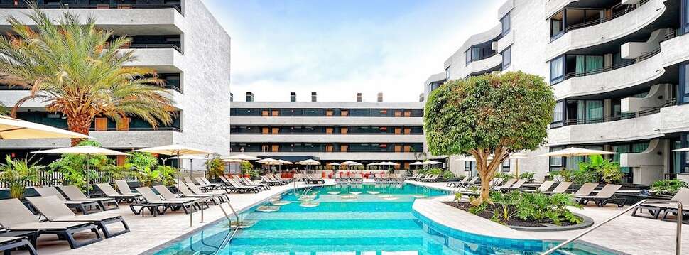 Een foto van het zwembad bij Hovima Suites Costa Adeje