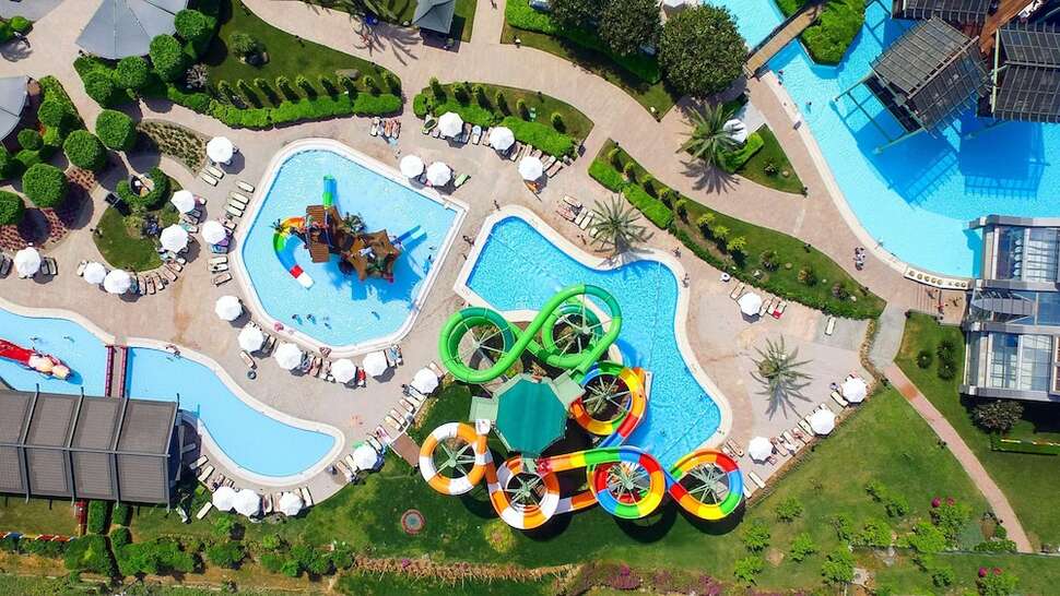 Een foto van de buitenkant van Limak Lara Deluxe Hotel & Resort