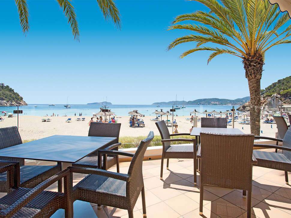 Een foto van het terras bij Grupotel Imperio Playa