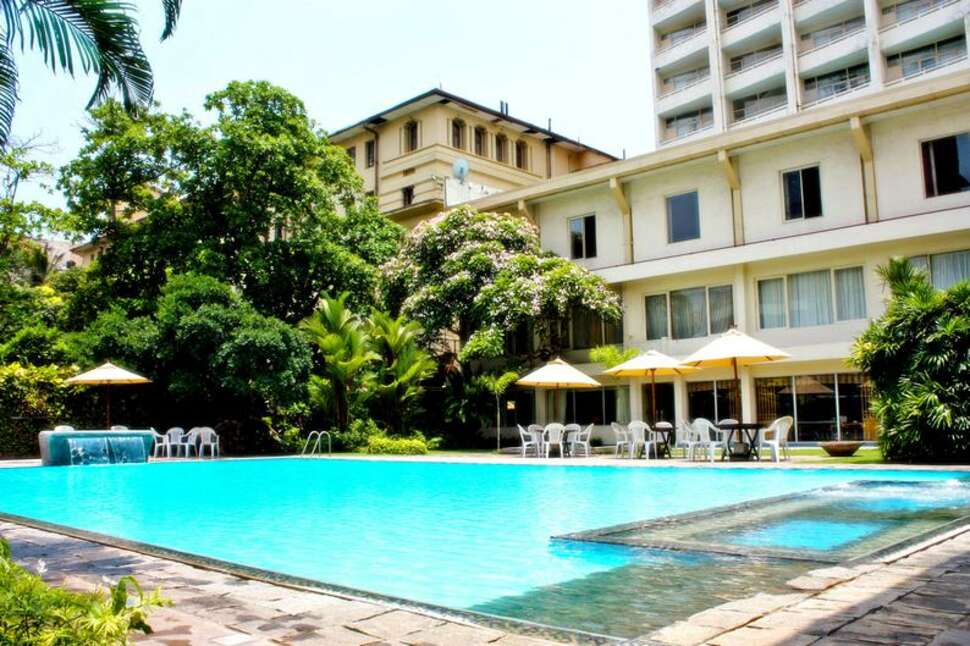 Een foto van het zwembad bij Ramada by Wyndham Colombo