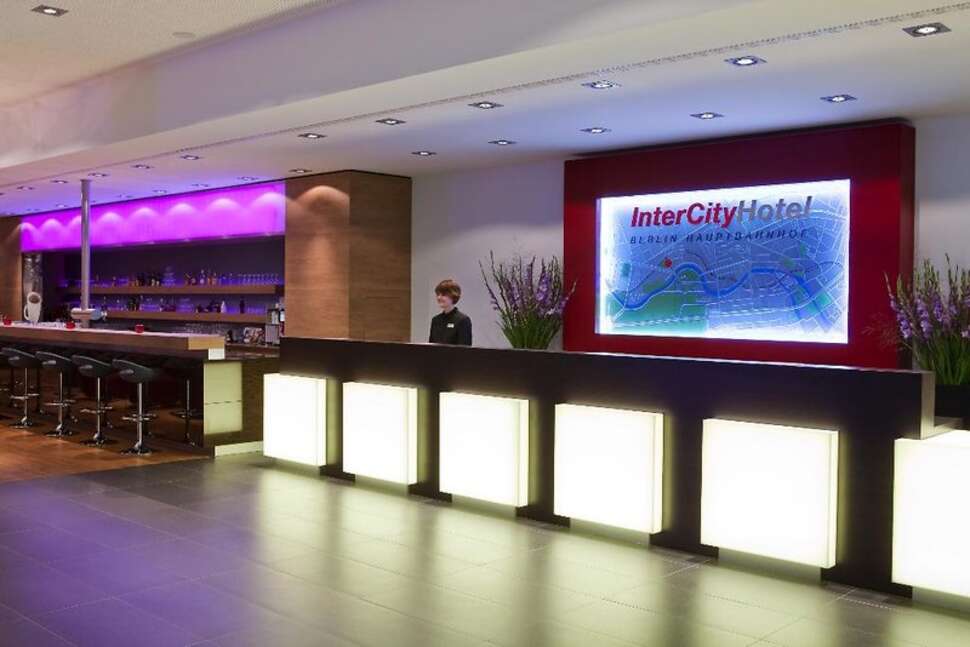 Een foto van het interieur van IntercityHotel Berlin Hauptbahnhof