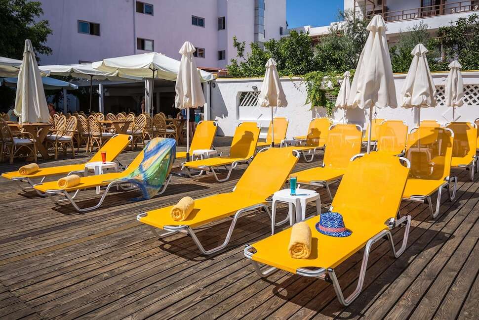 Een foto van het terras bij Sergios Hotel