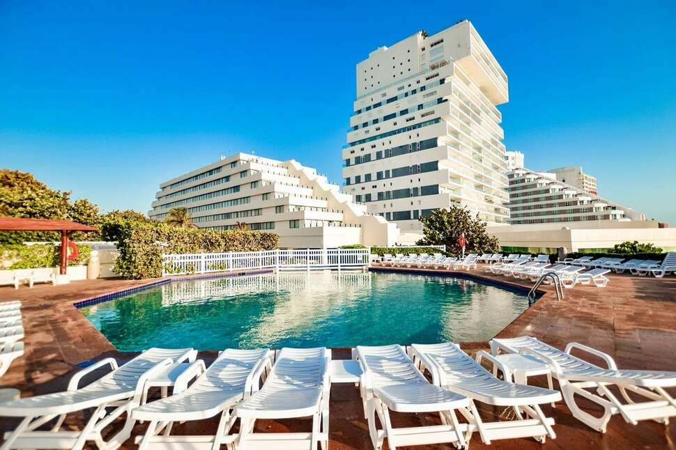 Een foto van het zwembad bij Park Royal Cancun All Inclusive