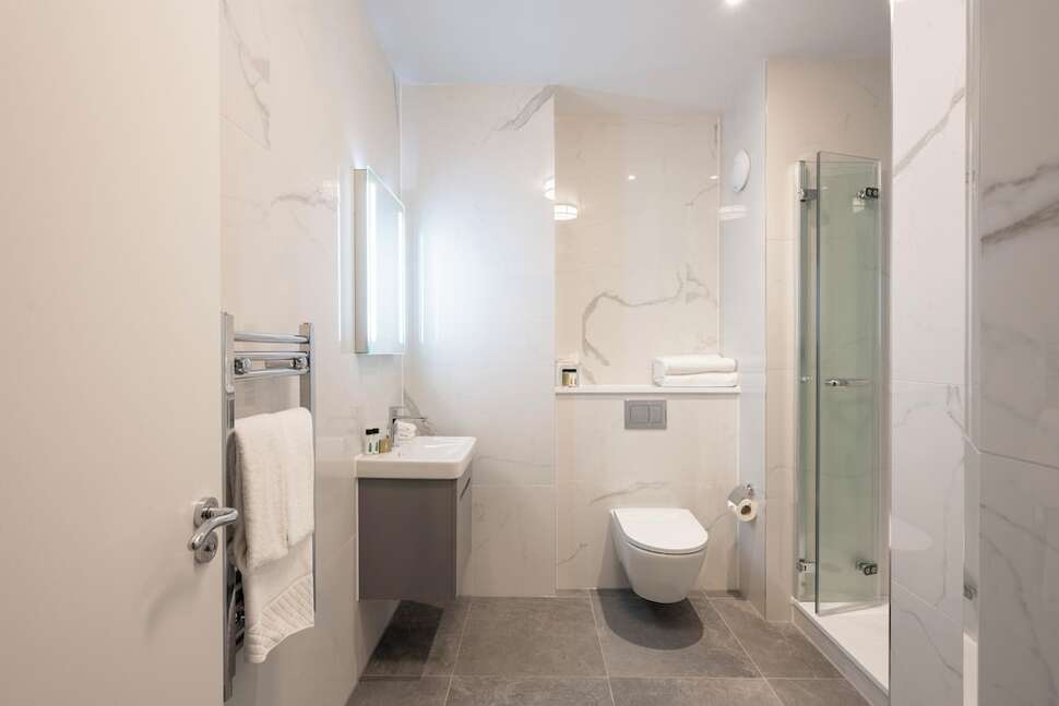 Ein Foto Tower Residences by Blue Orchid