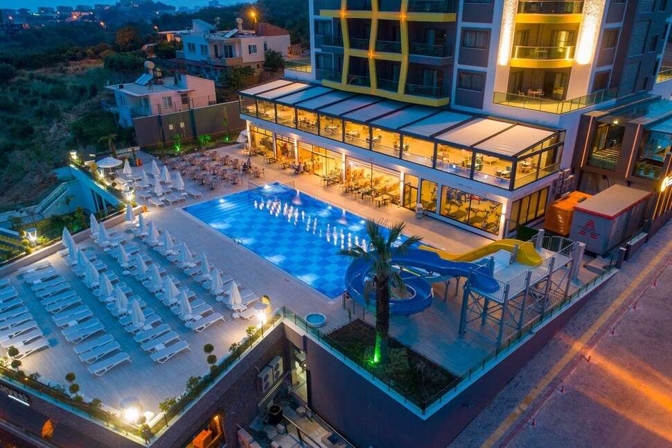 Ein Foto vom Pool im Campus Hill Hotel