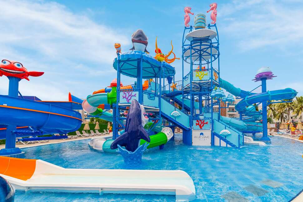Ein Foto vom Pool im Blue Wave Suite Hotel