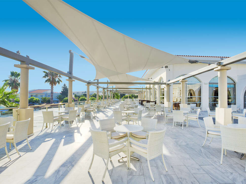 Een foto van het terras bij Kipriotis Village Resort