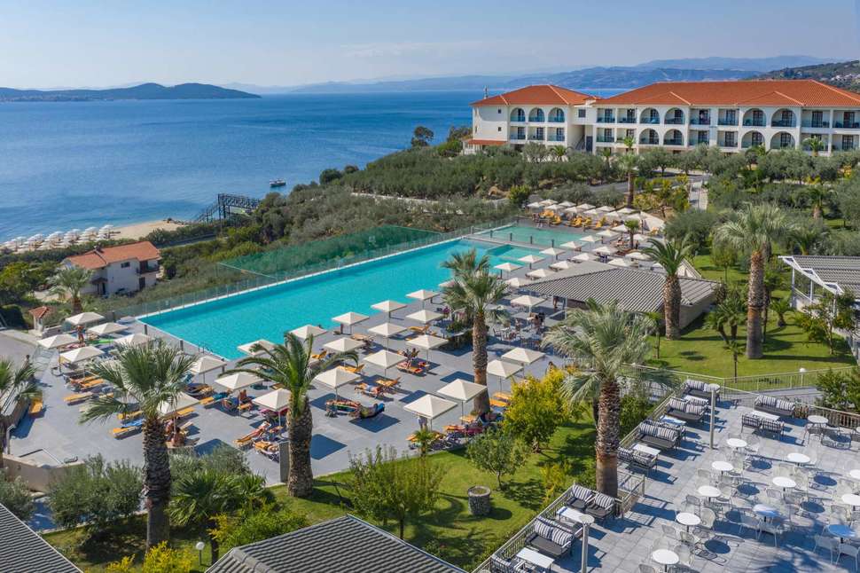 Een foto van het zwembad bij Akrathos Beach Hotel