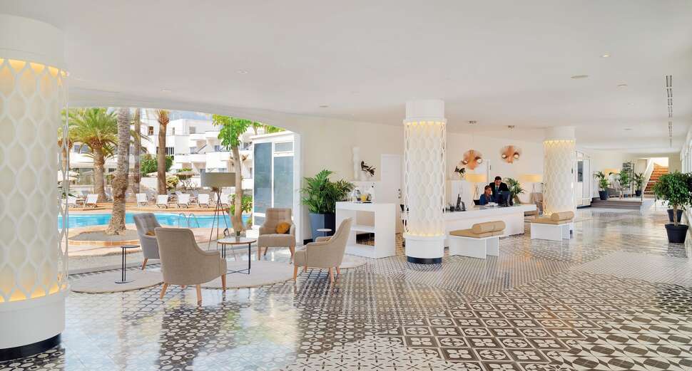 Een foto van het interieur van H10 Ocean Dunas