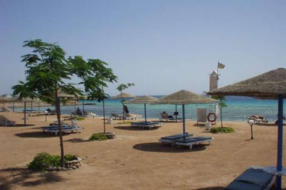 Een foto van het strand bij Sea Garden Hotel