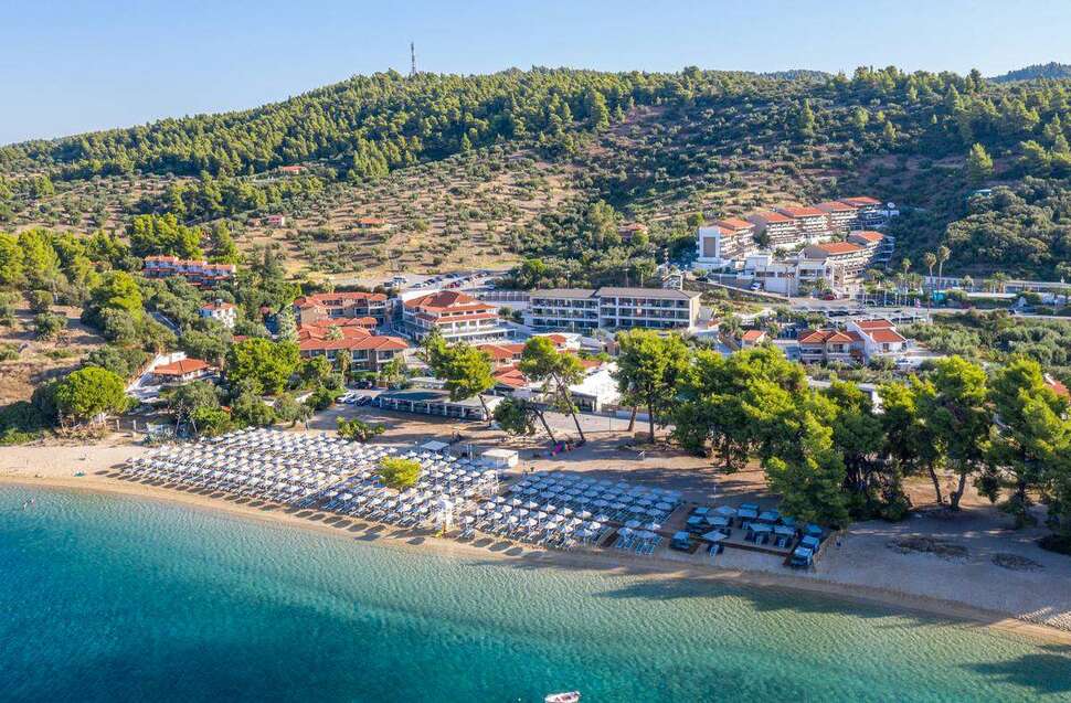 Een foto van de buitenkant van Lagomandra Beach Hotel & Suites