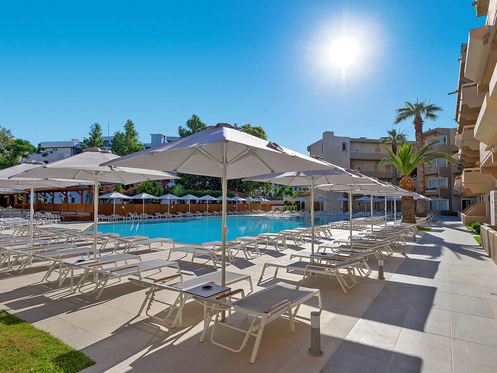Een foto van het zwembad bij Sun Beach Resort