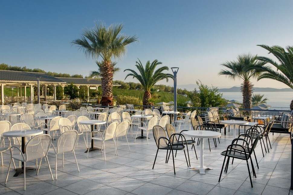 Een foto van het terras bij Akrathos Beach Hotel