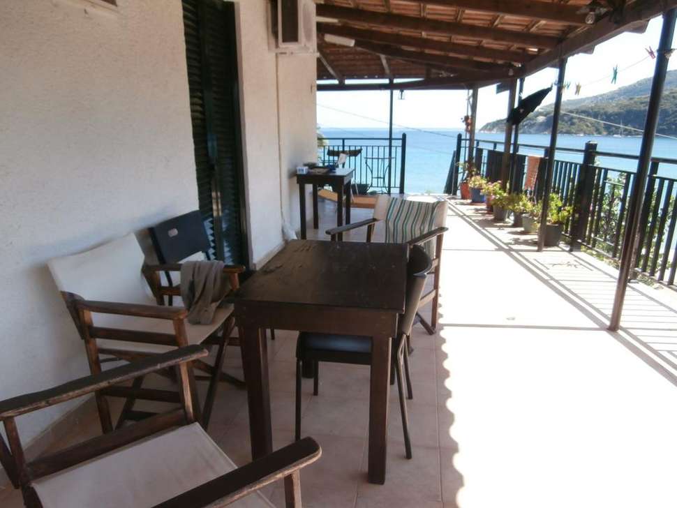 Een foto van het terras bij Pension Limni