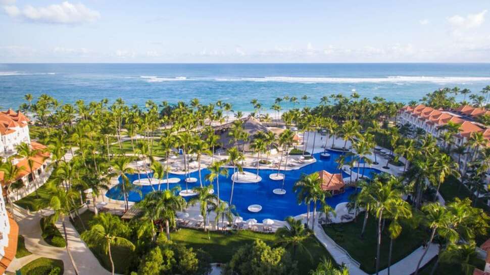 Een foto van het zwembad bij Occidental Caribe