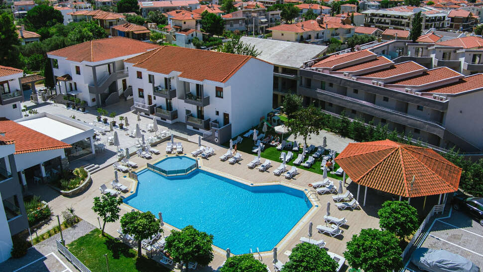 Een foto van het zwembad bij Acrotel Lily Ann Village
