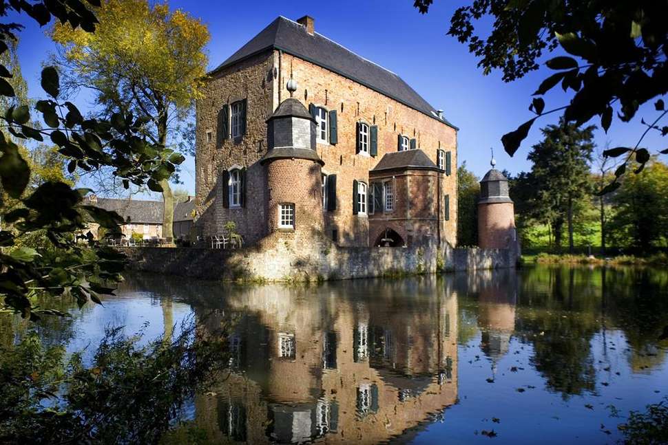 Een foto van de buitenkant van Fletcher Hotel-Restaurant Kasteel Erenstein