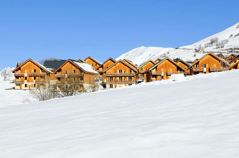 Een foto van de buitenkant van Les Chalets des Ecourt