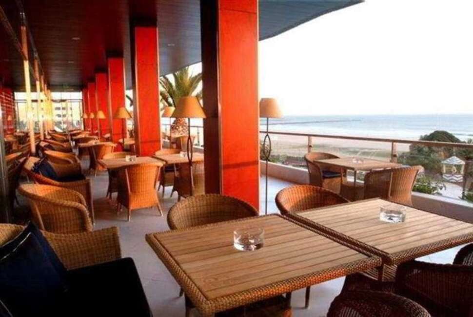 Een foto van het terras bij Algarve Casino Hotel