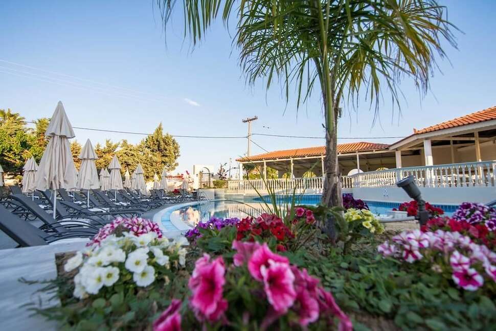 Een foto van de buitenkant van Surreal Exotica Hotel & Spa by Zante Plaza