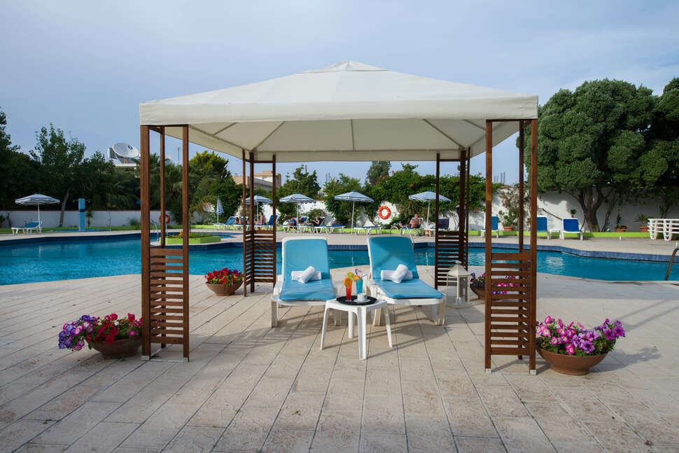 Een foto van het zwembad bij Happy Days Hotel Tholos
