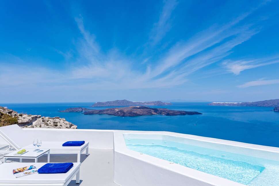 Een foto van het zwembad bij Alti Santorini Suites