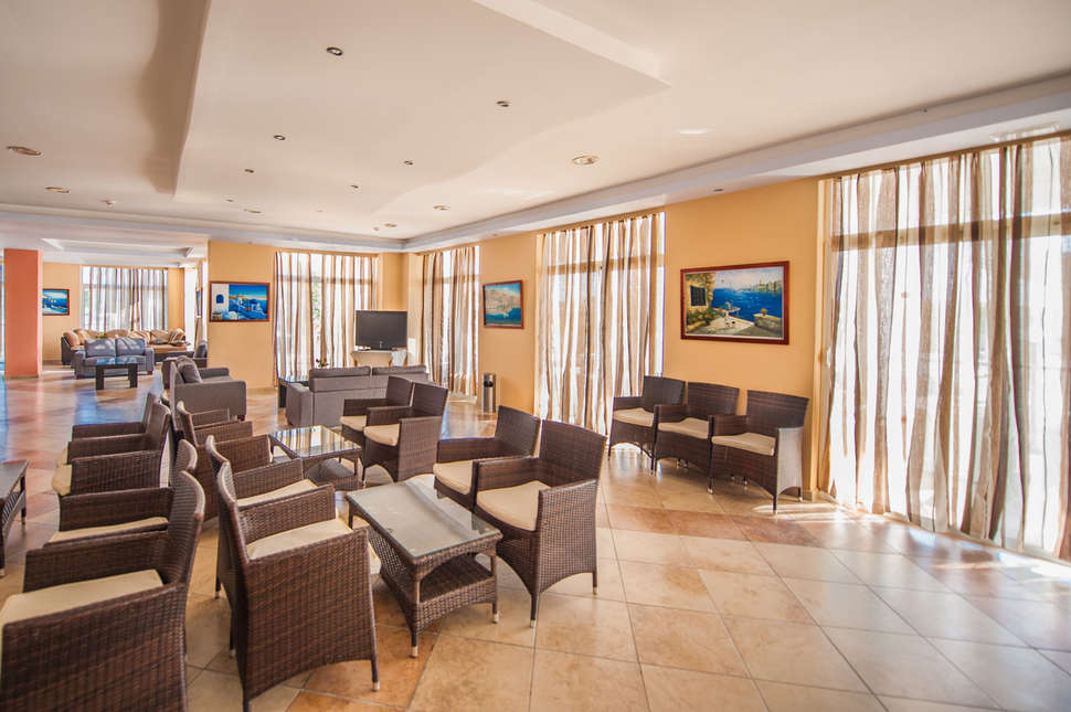 Een foto van het interieur van Aegean Bay Hotel