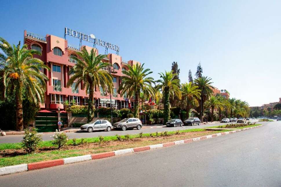 Ein Foto von der Außenansicht des Hotel Akabar