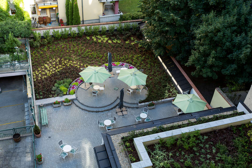 Een foto van het terras bij Corvin Hotel Corvin Wing