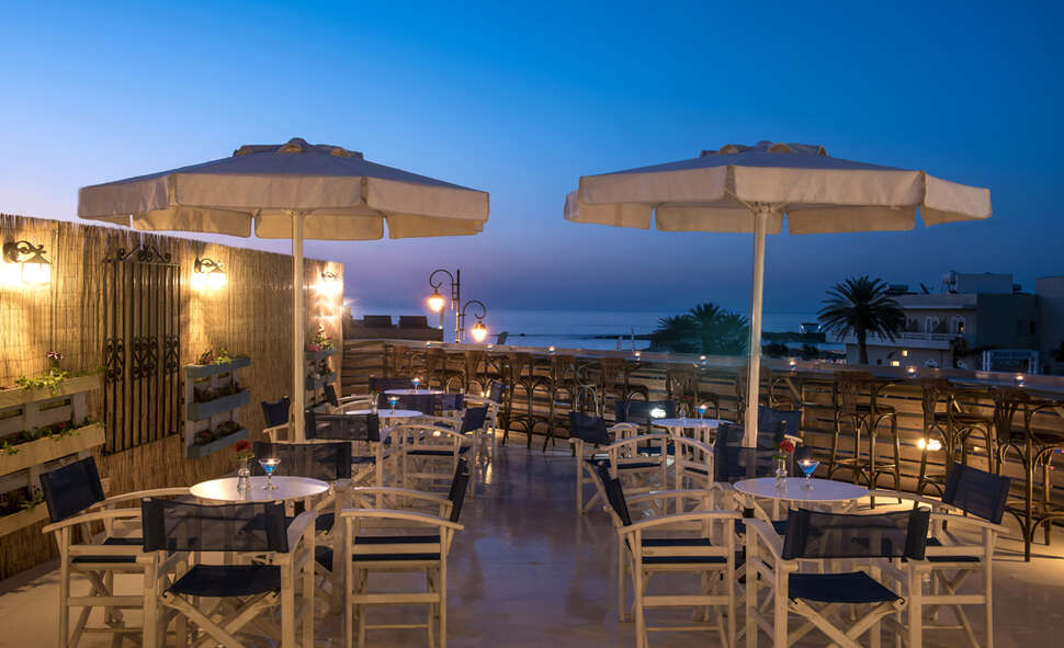 Een foto van het terras bij Kastro Beach Appartementen